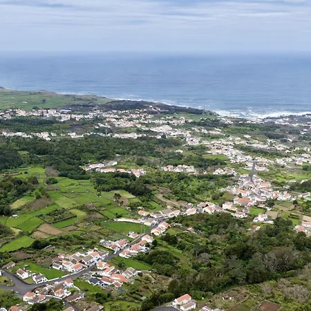 O Palheiro Tatil Evi Biscoitos (Terceira)